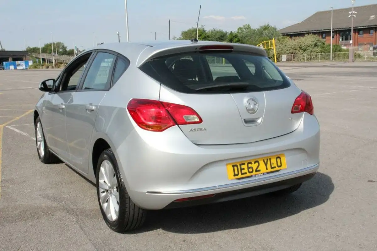 2012-vauxhall-astra-16-active-16v-vvt-big-8
