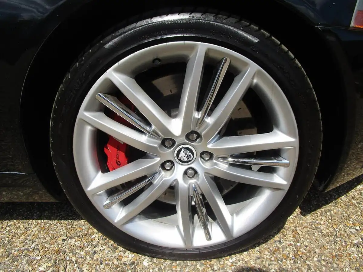 2010-jaguar-xkr-big-4