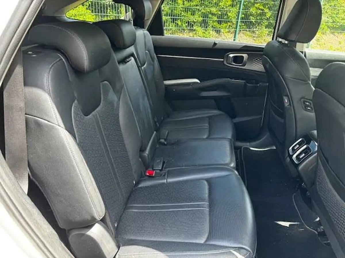 2022-kia-sorento-16-t-gdi-3-226bhp-hev-big-11