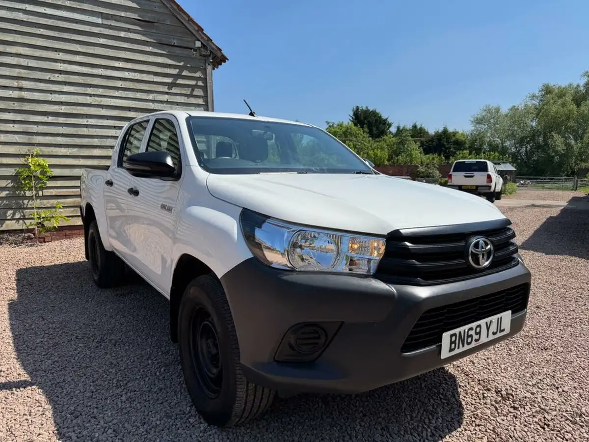 2019-toyota-hi-lux-24d-4d-active-150hpeu6dt-e-32t-double-pick-up-big-2