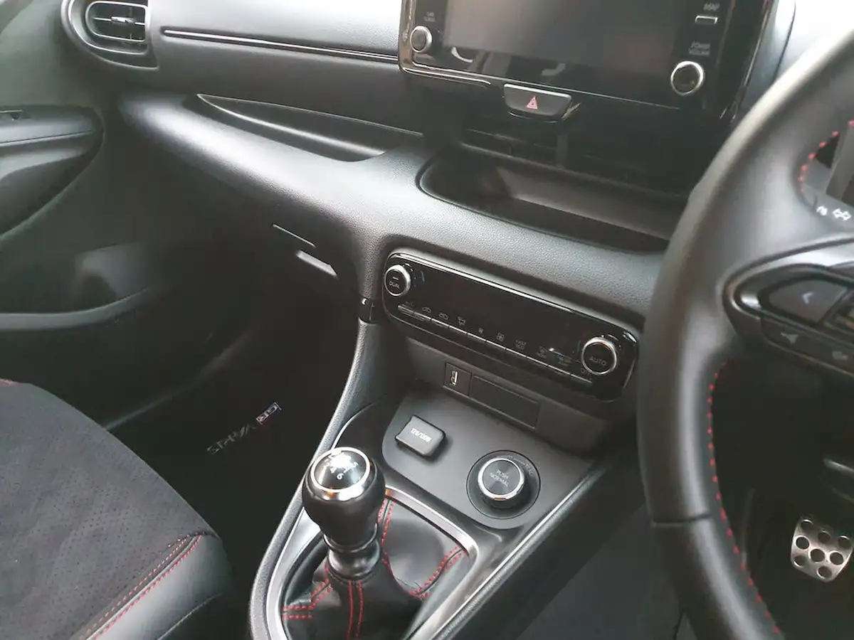 2021-toyota-yaris-16-gr-circuit-pack-big-34
