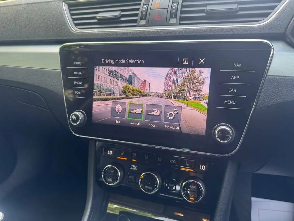 2018-skoda-superb-20tdi-scr-se-technology-estate-dsg-big-26