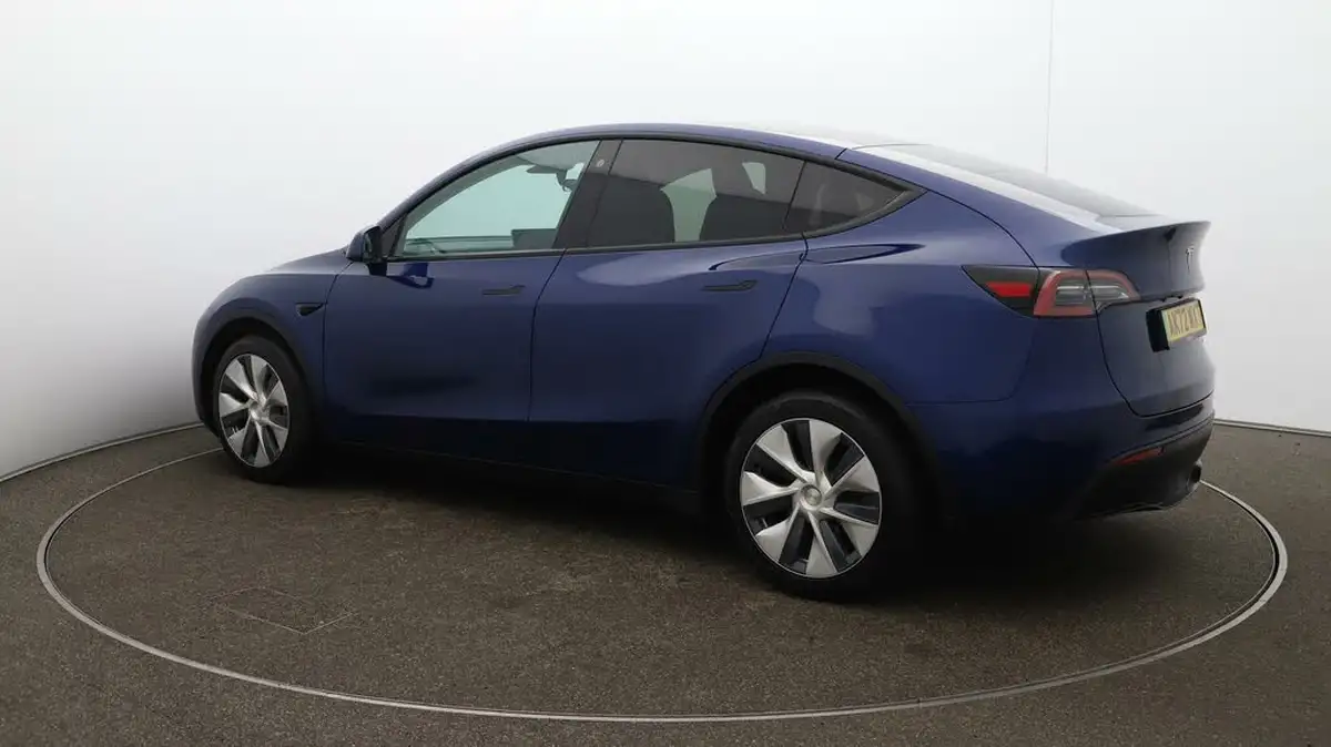 2022-tesla-model-y-e-long-range-big-35
