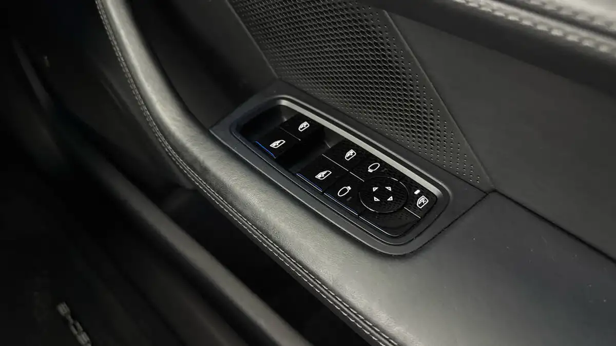 2020-porsche-taycan-e-turbo-big-21
