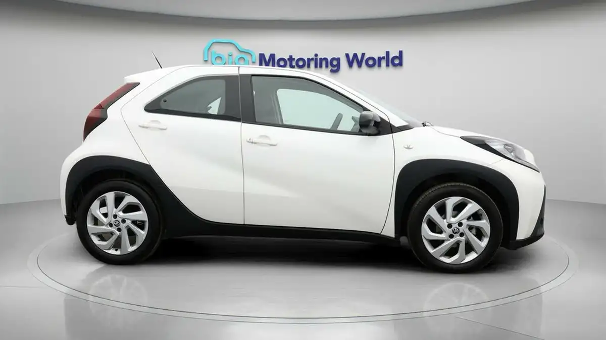 2023-toyota-aygo-x-10-vvt-i-pure-cvt-big-7