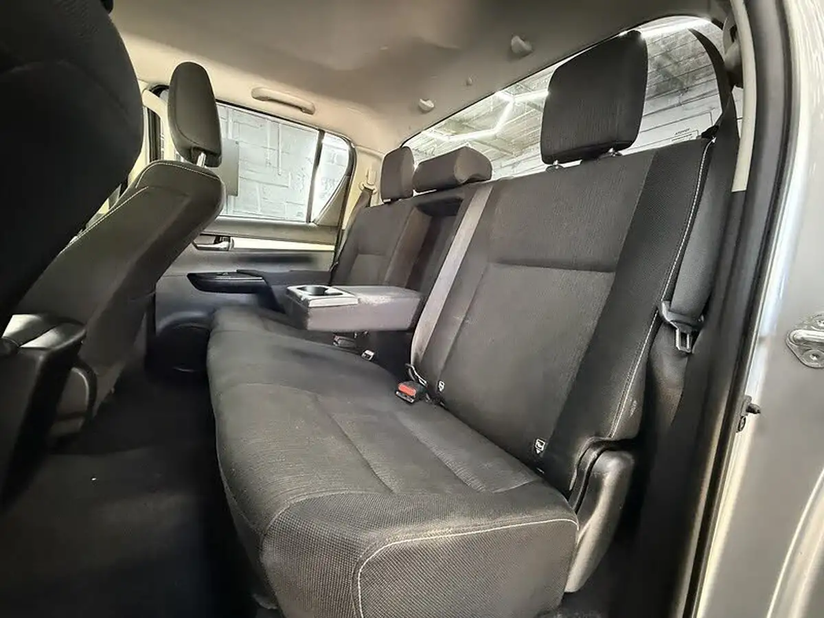 2018-toyota-hi-lux-24d-invincible-ss-auto-big-38