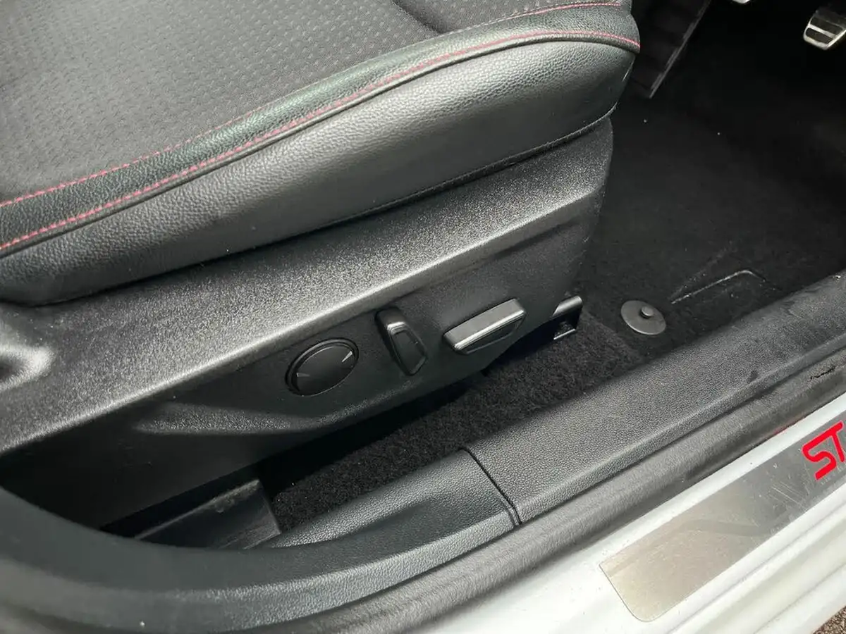 2018-ford-focus-15-st-line-x-hatchback-big-19