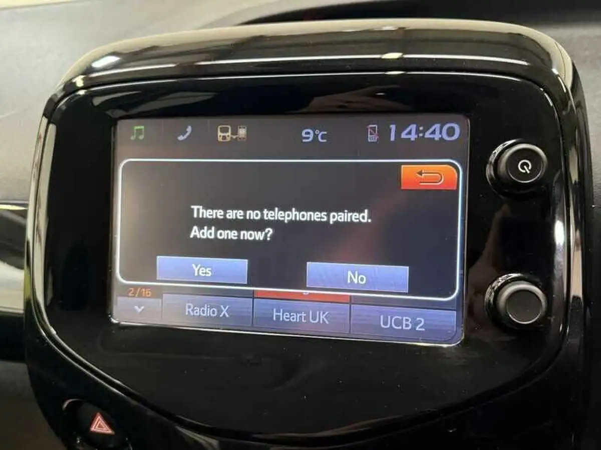 2017-toyota-aygo-10-vvt-i-x-cite-3-bi-tone-yellow-5d-big-19