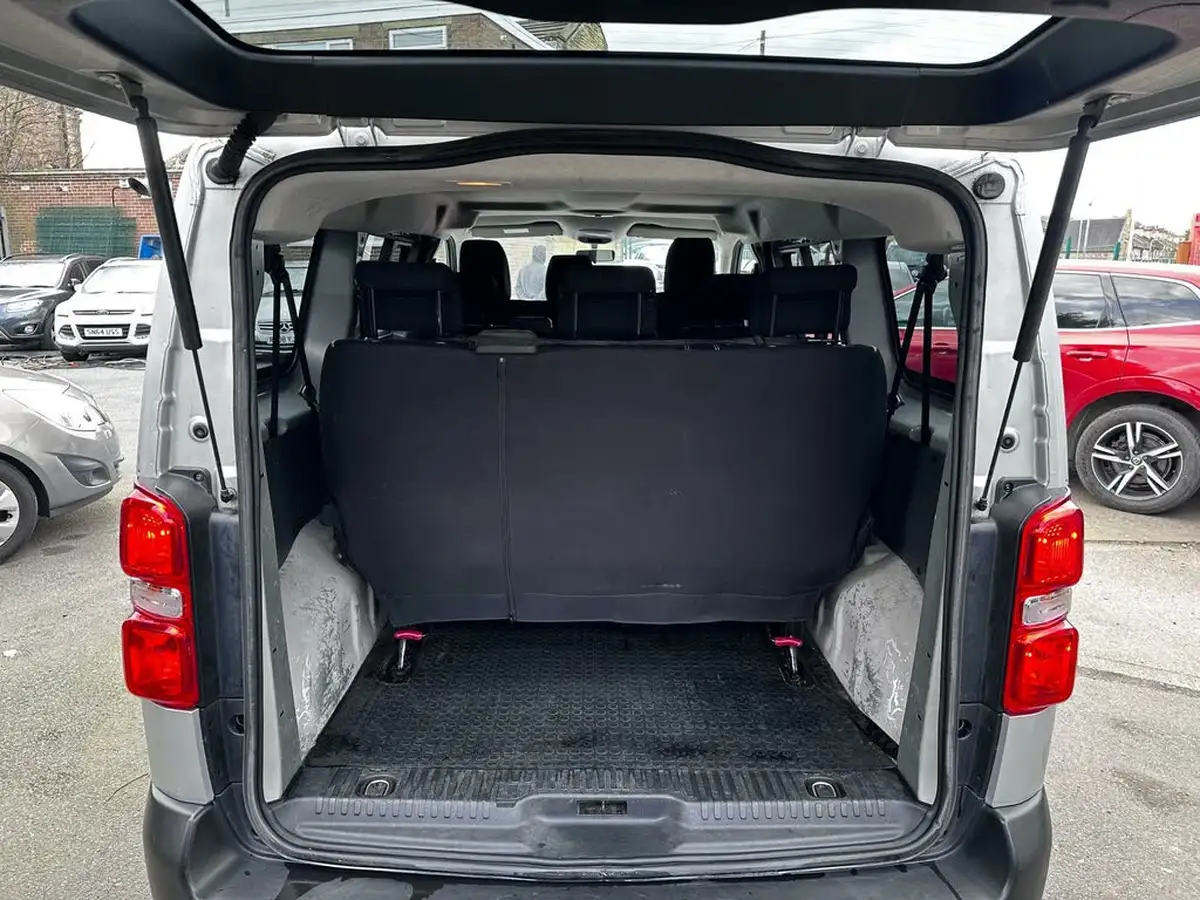 2017-toyota-proace-verso-16d-shuttle-big-9