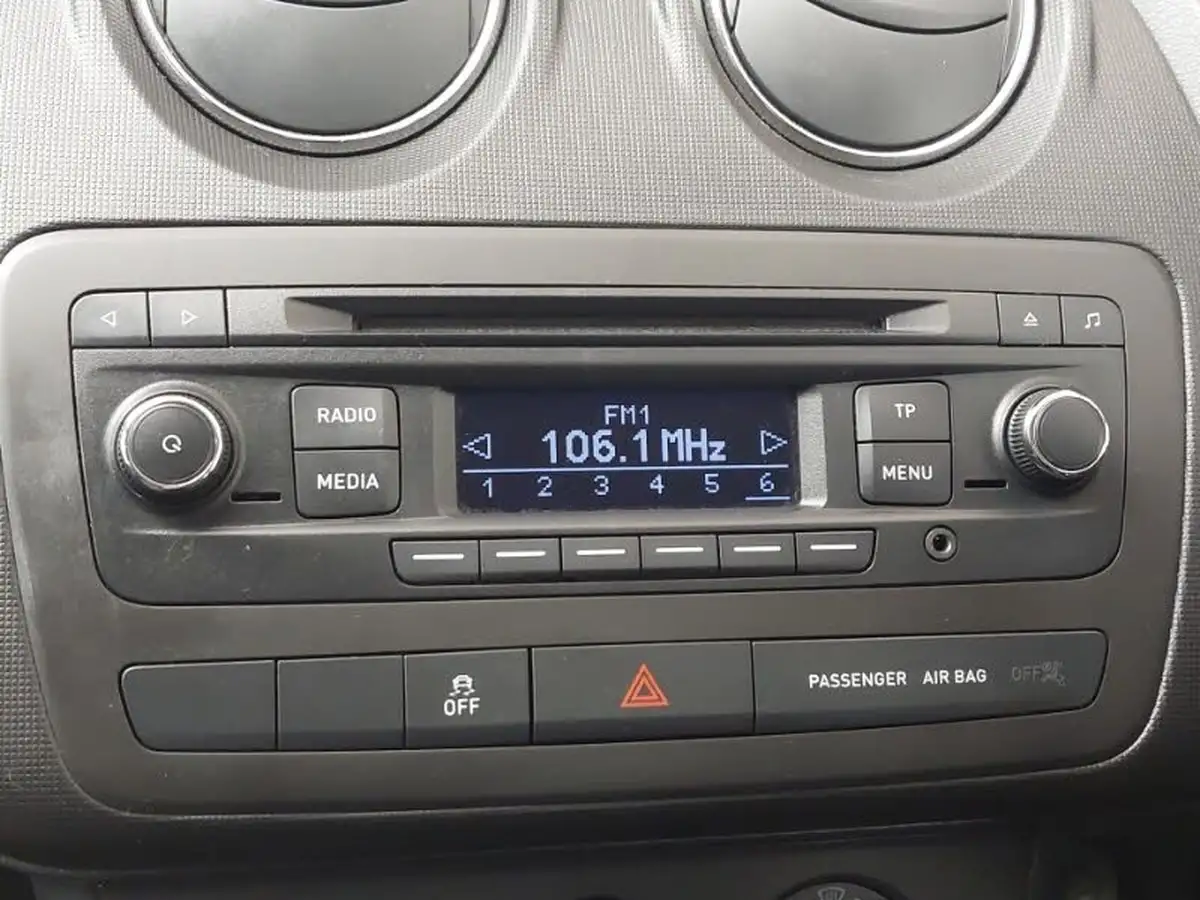 2015-seat-ibiza-14-toca-hatchback-5d-big-10