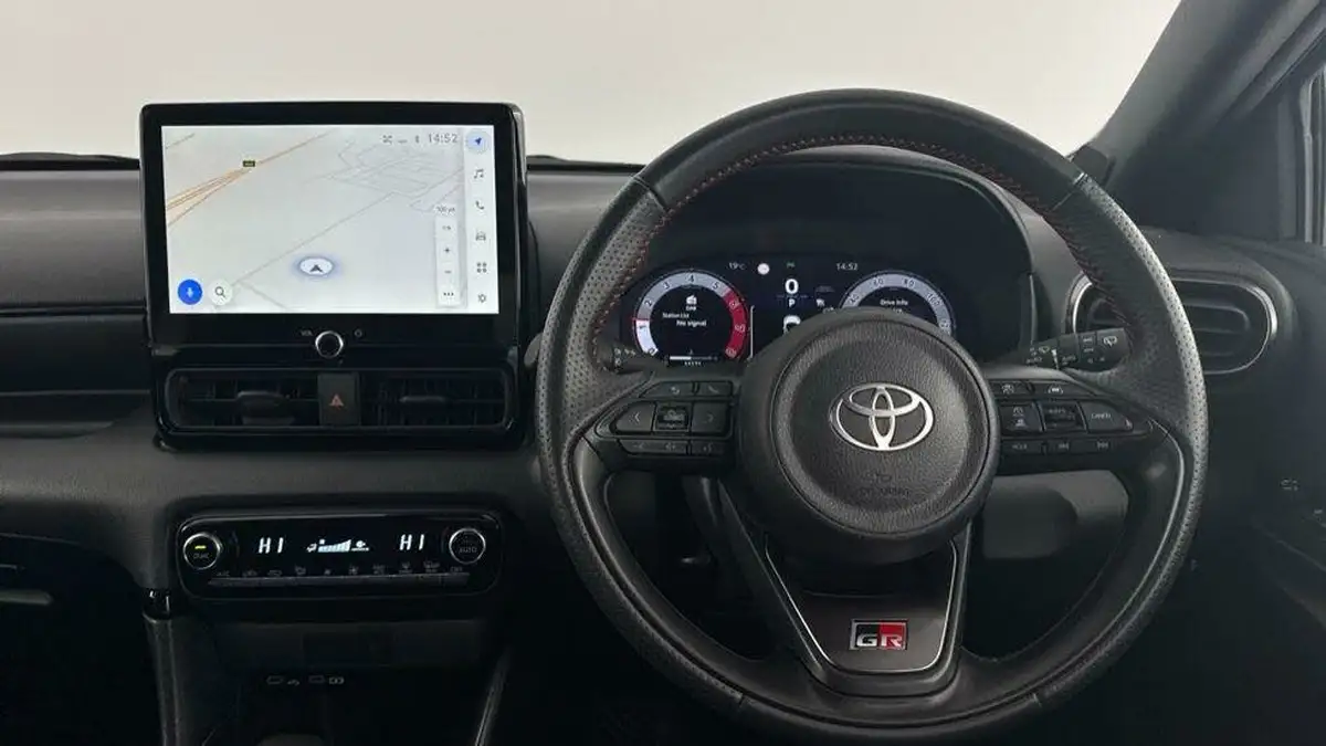 2024-toyota-yaris-15-vvt-i-gr-sport-128bhp-big-15