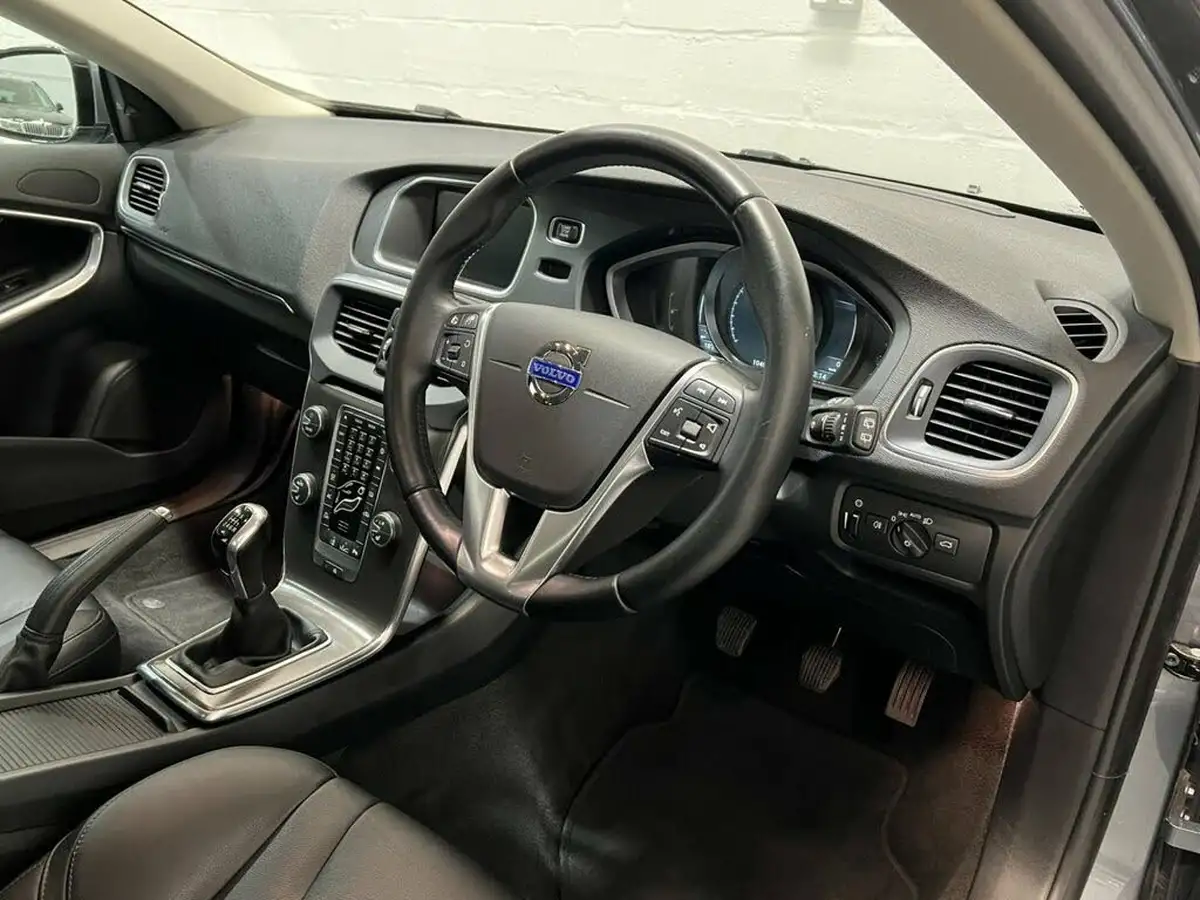 2014-volvo-v40-20td-d3-se-lux-big-10
