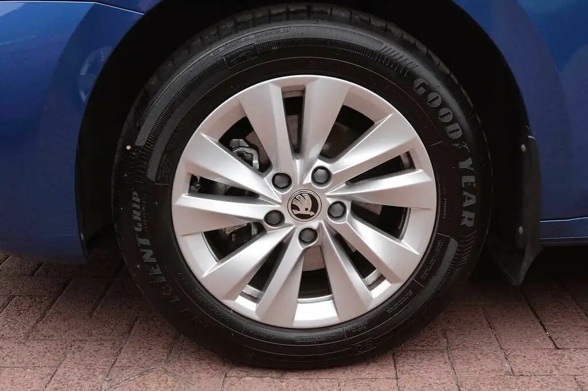 2024-skoda-octavia-15-tsi-e-tec-se-technology-hatchback-big-4