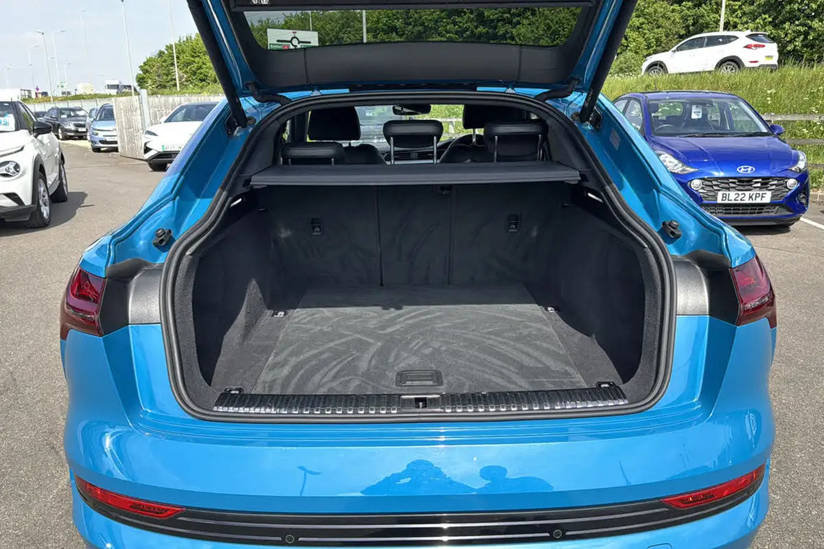 2021-audi-e-tron-55e-s-line-sportback-big-17