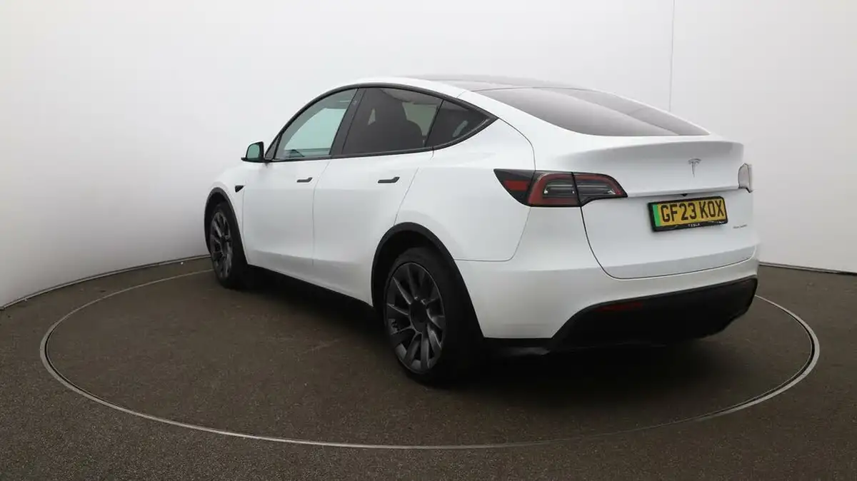 2023-tesla-model-y-e-long-range-big-59
