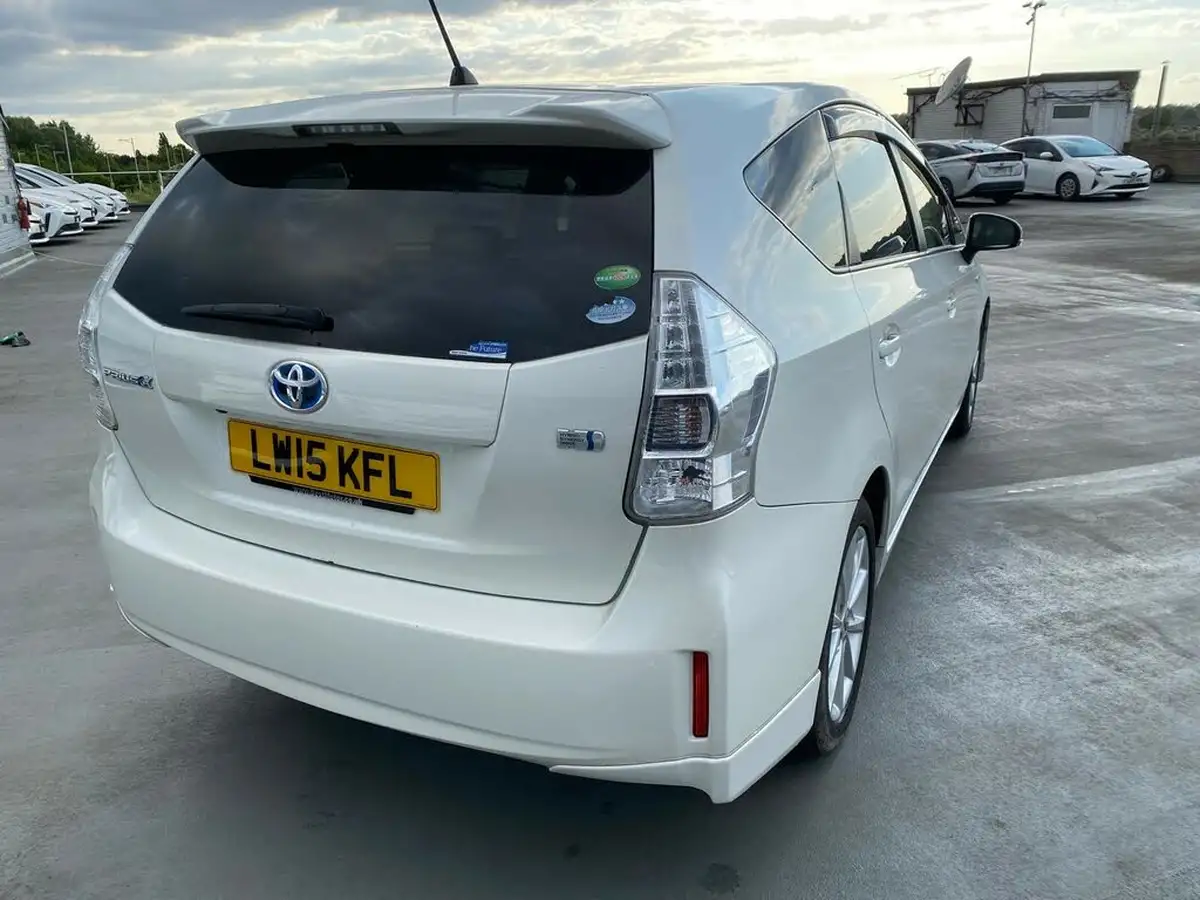 2015-toyota-prius-big-13