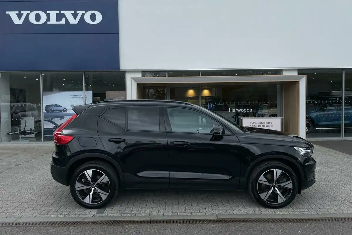 2022-volvo-xc40-15-t4-r-design-big-1