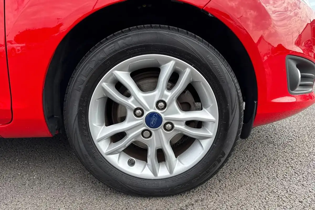 2017-ford-fiesta-125-zetec-3d-big-9