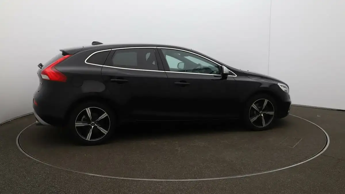 2019-volvo-v40-20-t2-r-design-edition-big-50