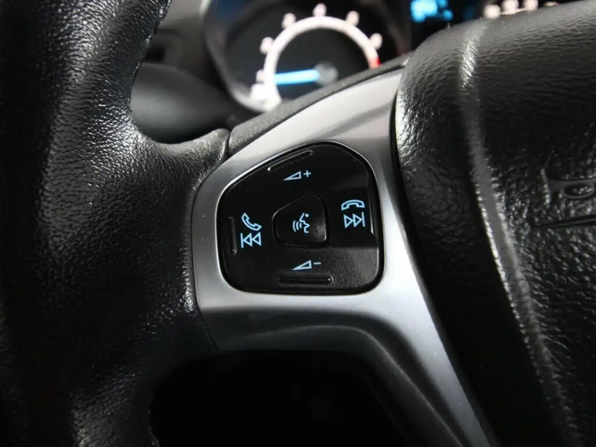 2014-ford-fiesta-10-zetec-100ps-ecoboost-ss-3d-big-16