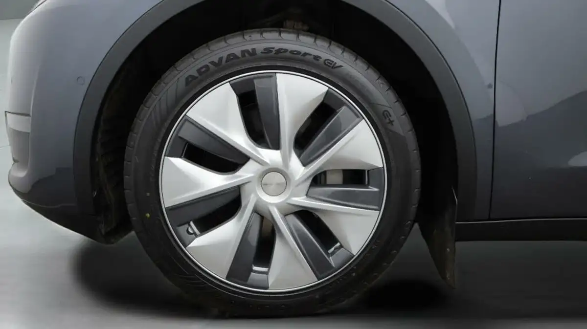 2022-tesla-model-y-e-long-range-big-18