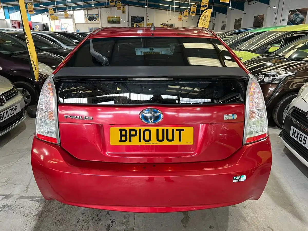 2010-toyota-prius-big-15