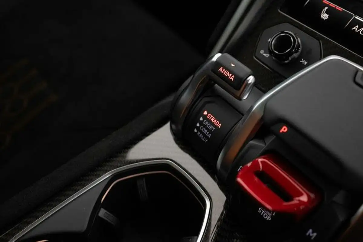 2024-lamborghini-urus-40-no-trim-big-11