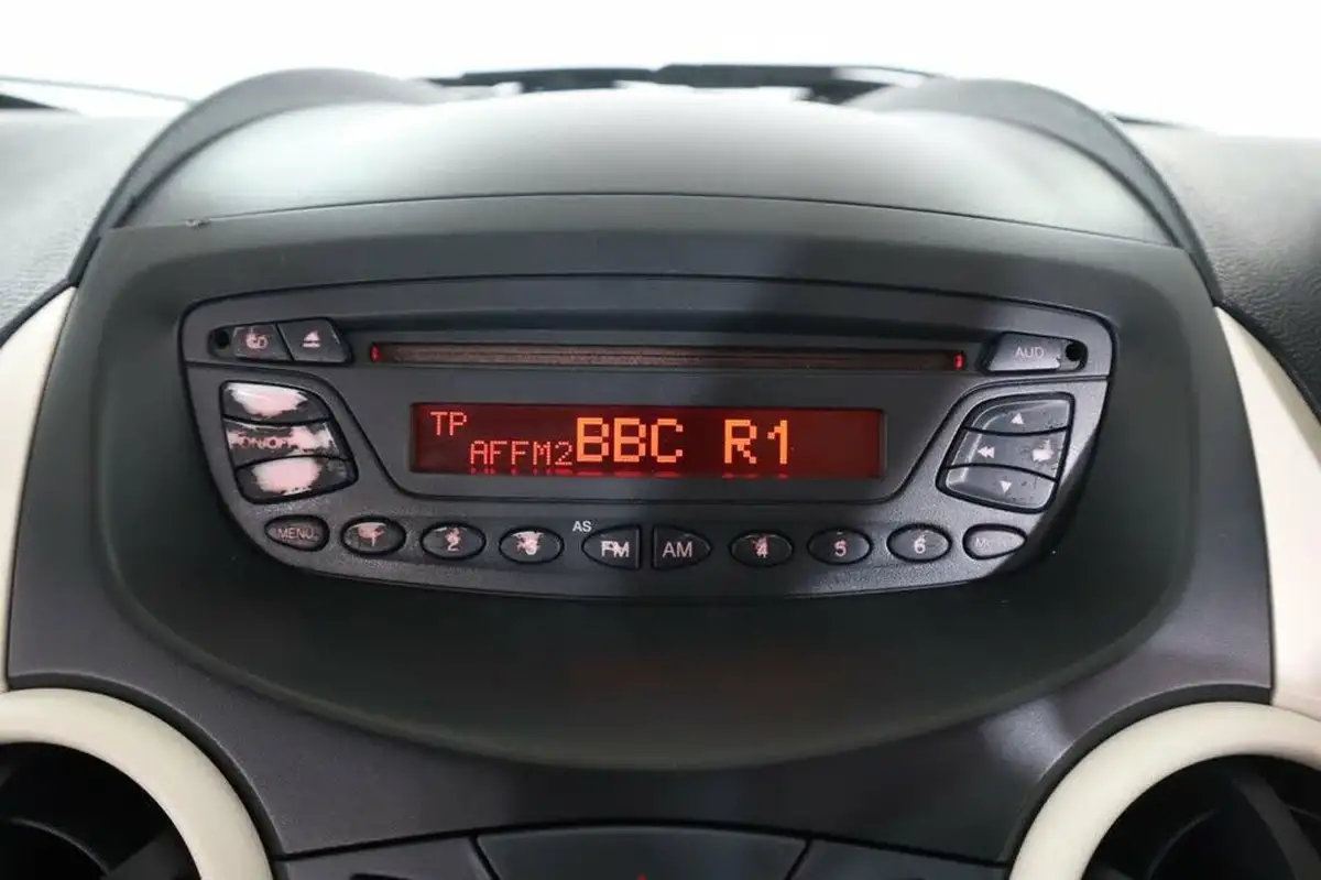2009-ford-ka-12-studio-big-41