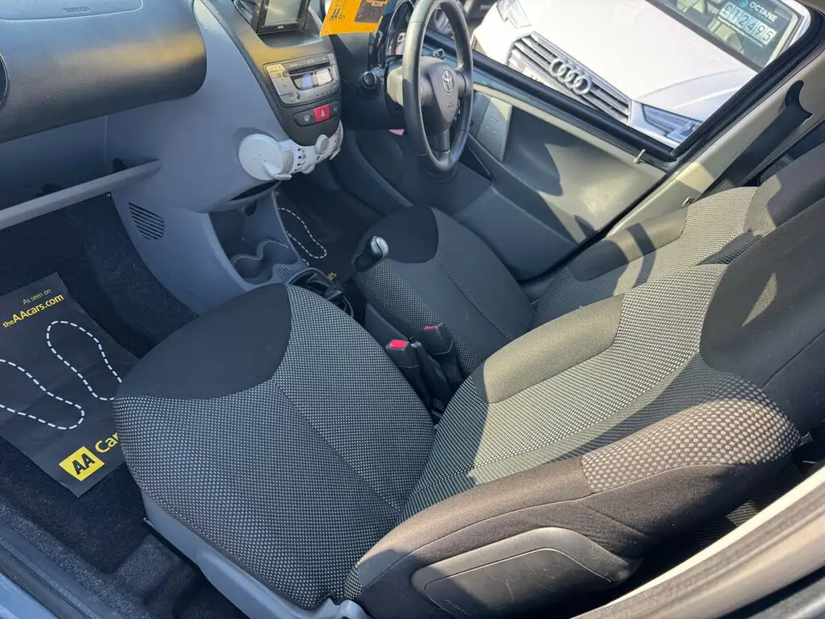2012-toyota-aygo-10-aygo-go-5d-big-36