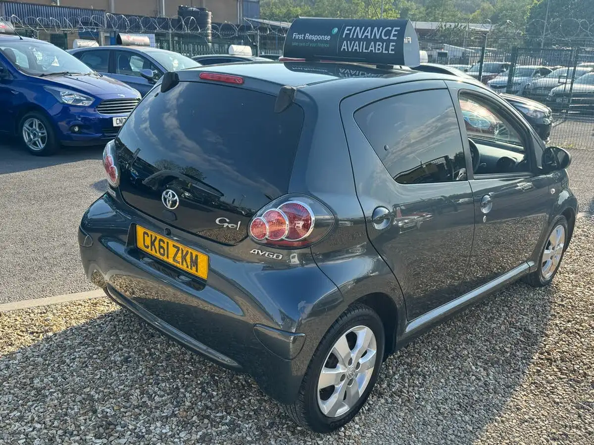 2012-toyota-aygo-10-aygo-go-5d-big-12