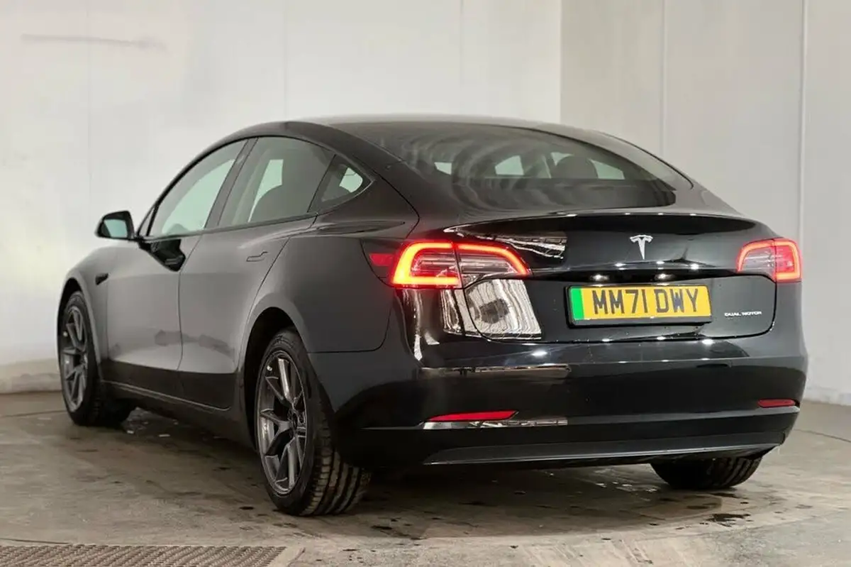 2022-tesla-model-3-e-long-range-big-18