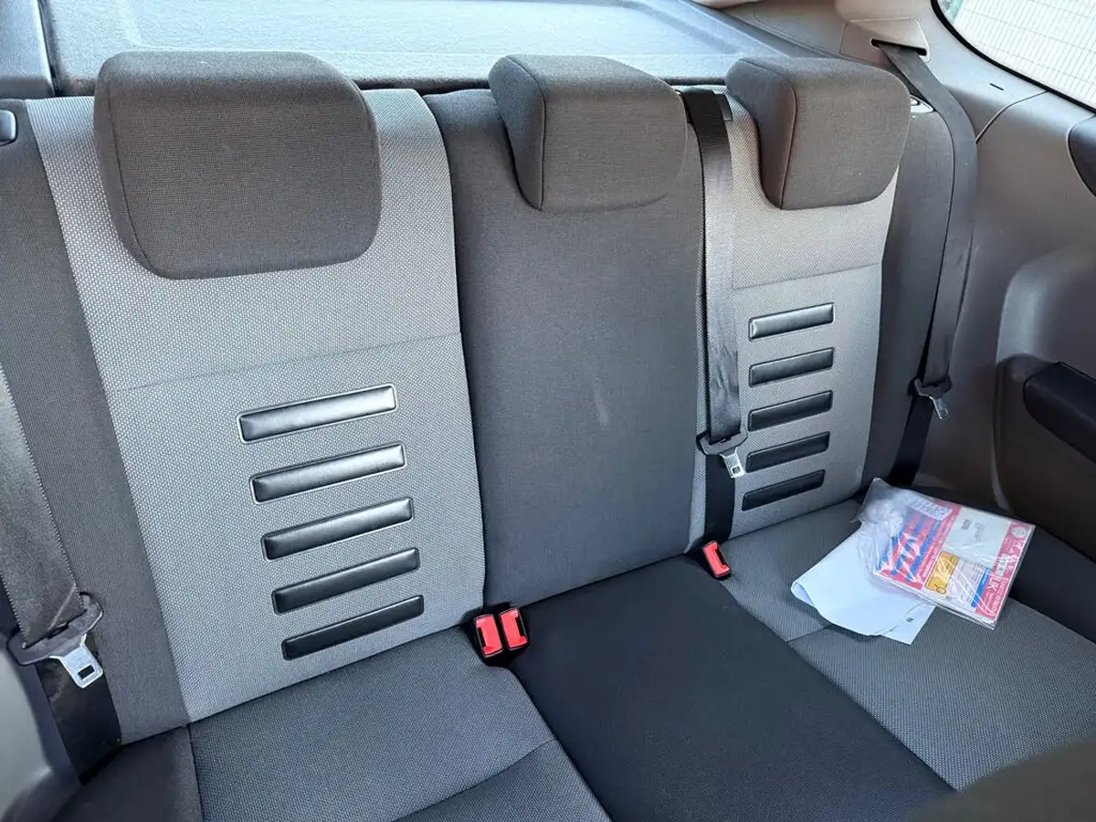 2009-ford-focus-16-zetec-hatchback-3d-big-14
