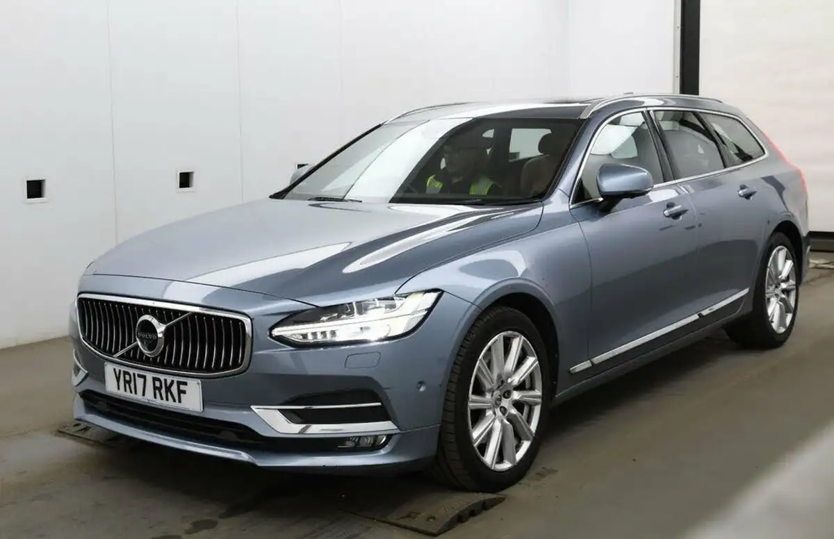 2017-volvo-v90-20td-d4-inscription-big-0