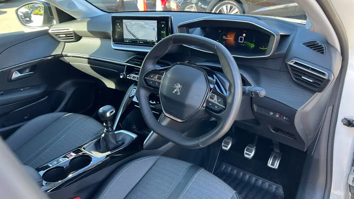 2022-peugeot-208-12-puretech-allure-premium-100ps-big-10