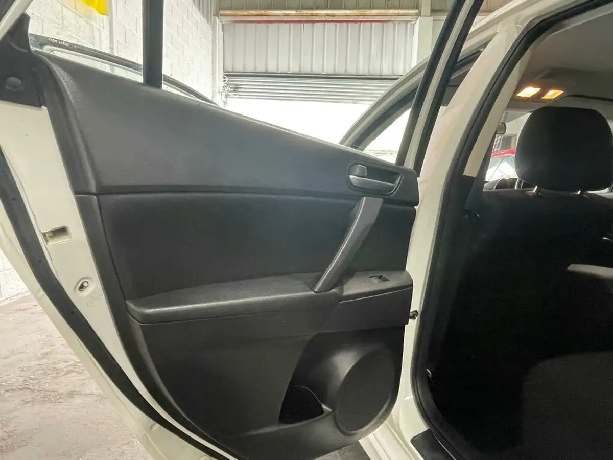 2012-mazda-mazda3-16-tamura-big-18