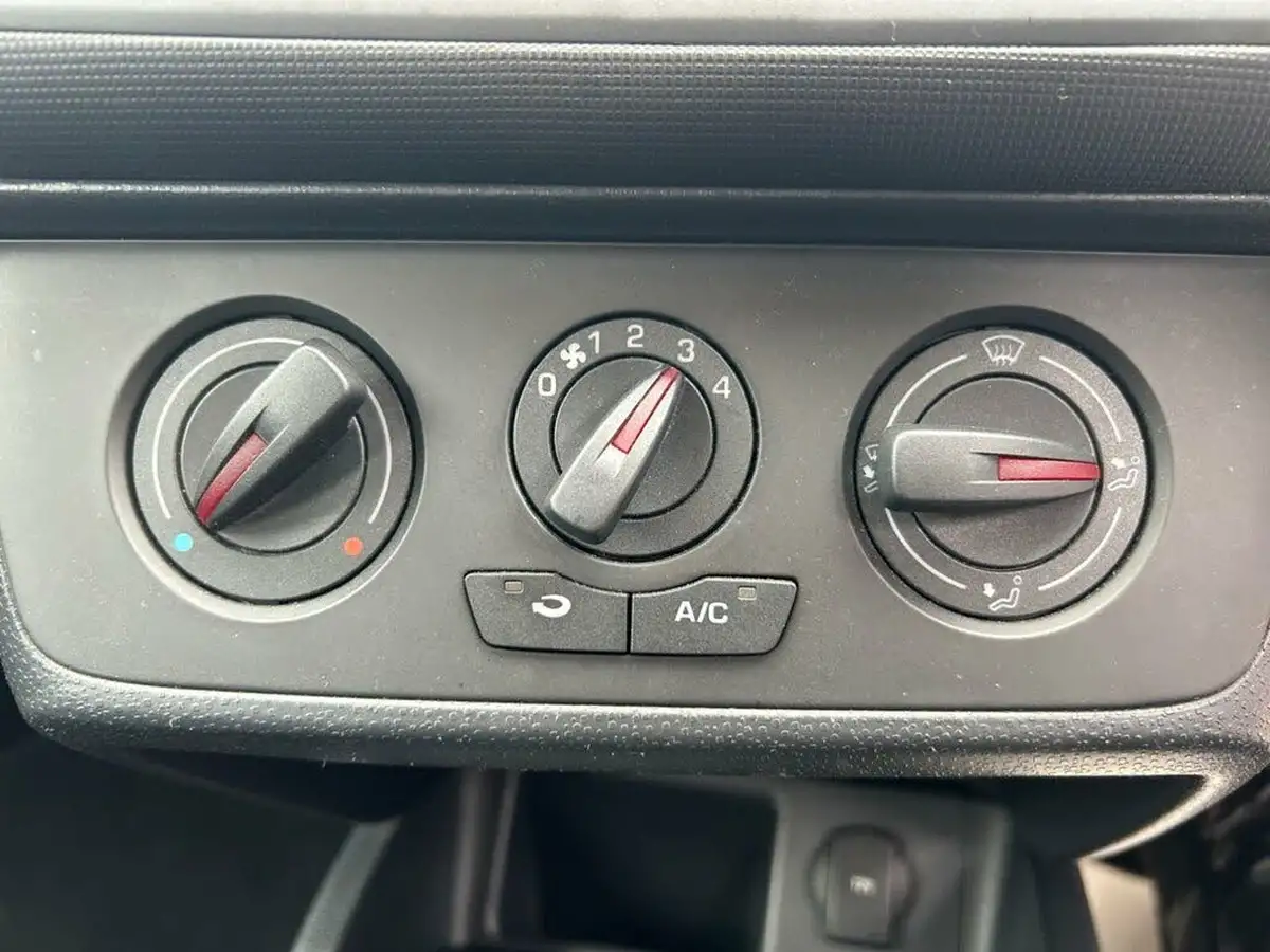 2015-seat-ibiza-12-i-tech-hatchback-5d-big-28