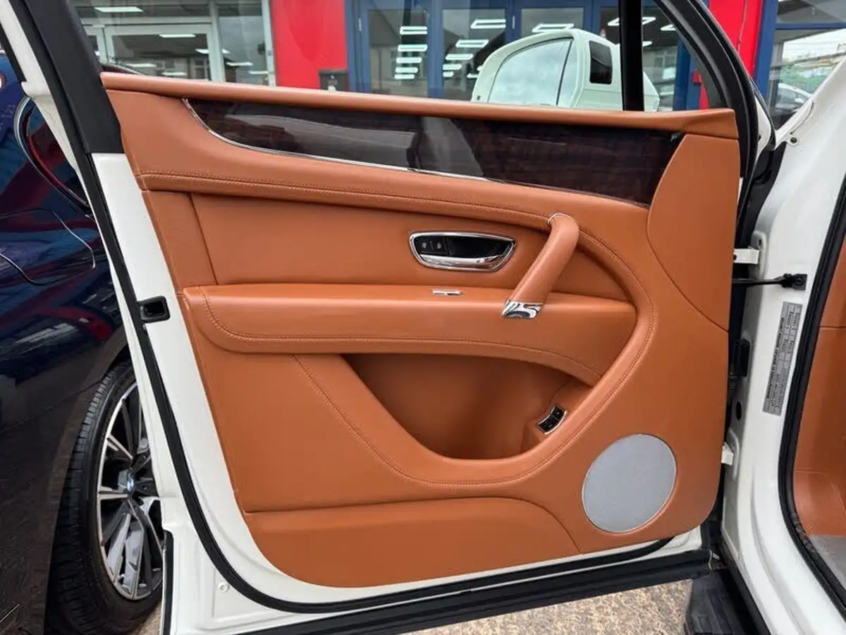 2019-bentley-bentayga-40-v8-big-76
