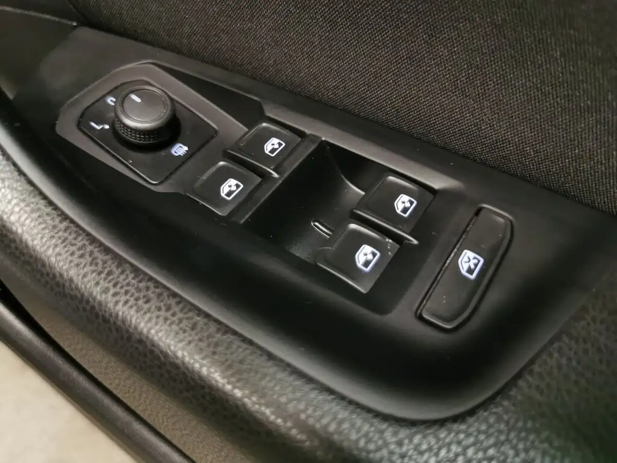 2022-volkswagen-passat-20tdi-se-nav-150ps-estate-5d-big-18