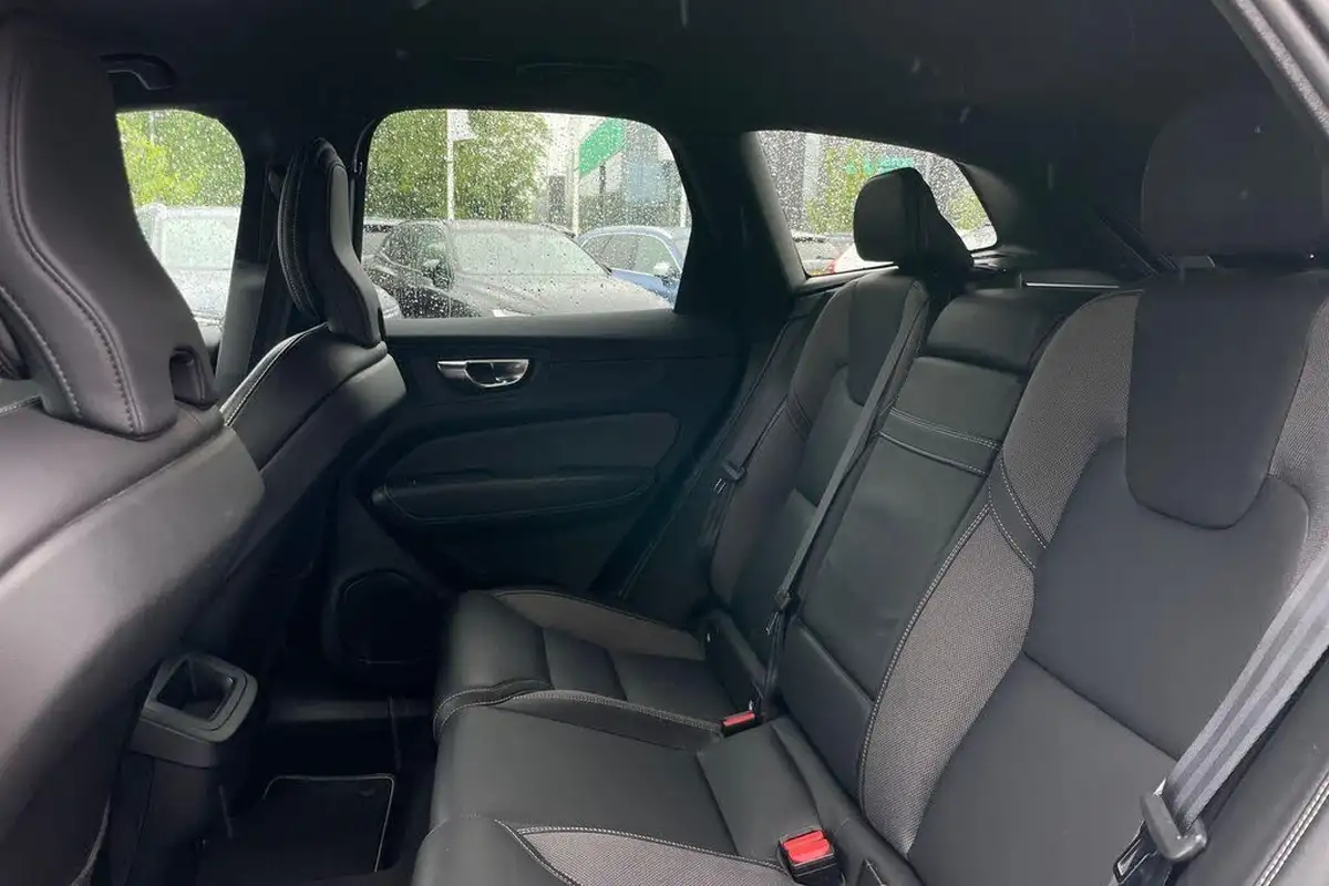 2021-volvo-xc60-20-b5-r-design-big-28