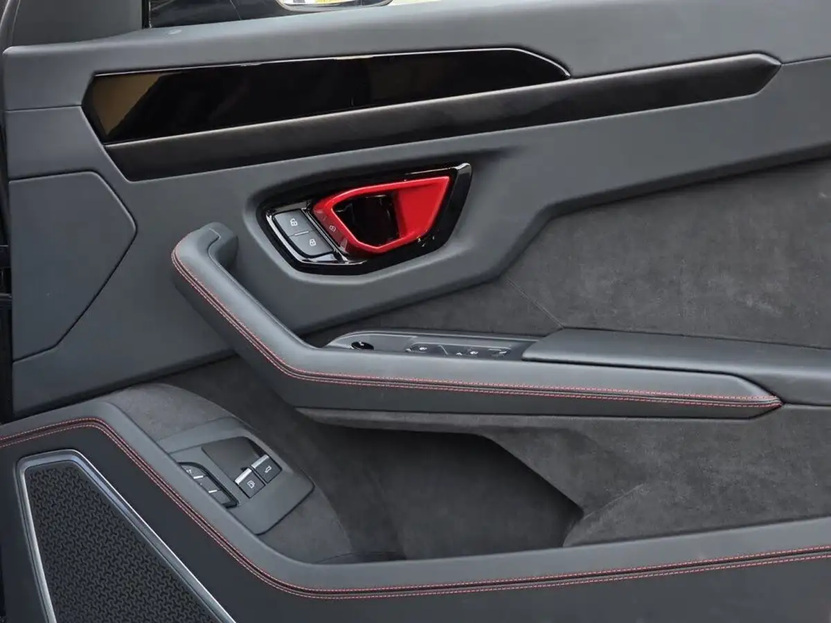 2025-lamborghini-urus-40-no-trim-big-16