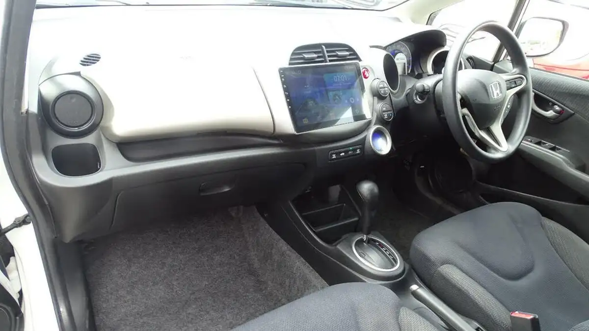 2013-honda-jazz-13-he-big-42