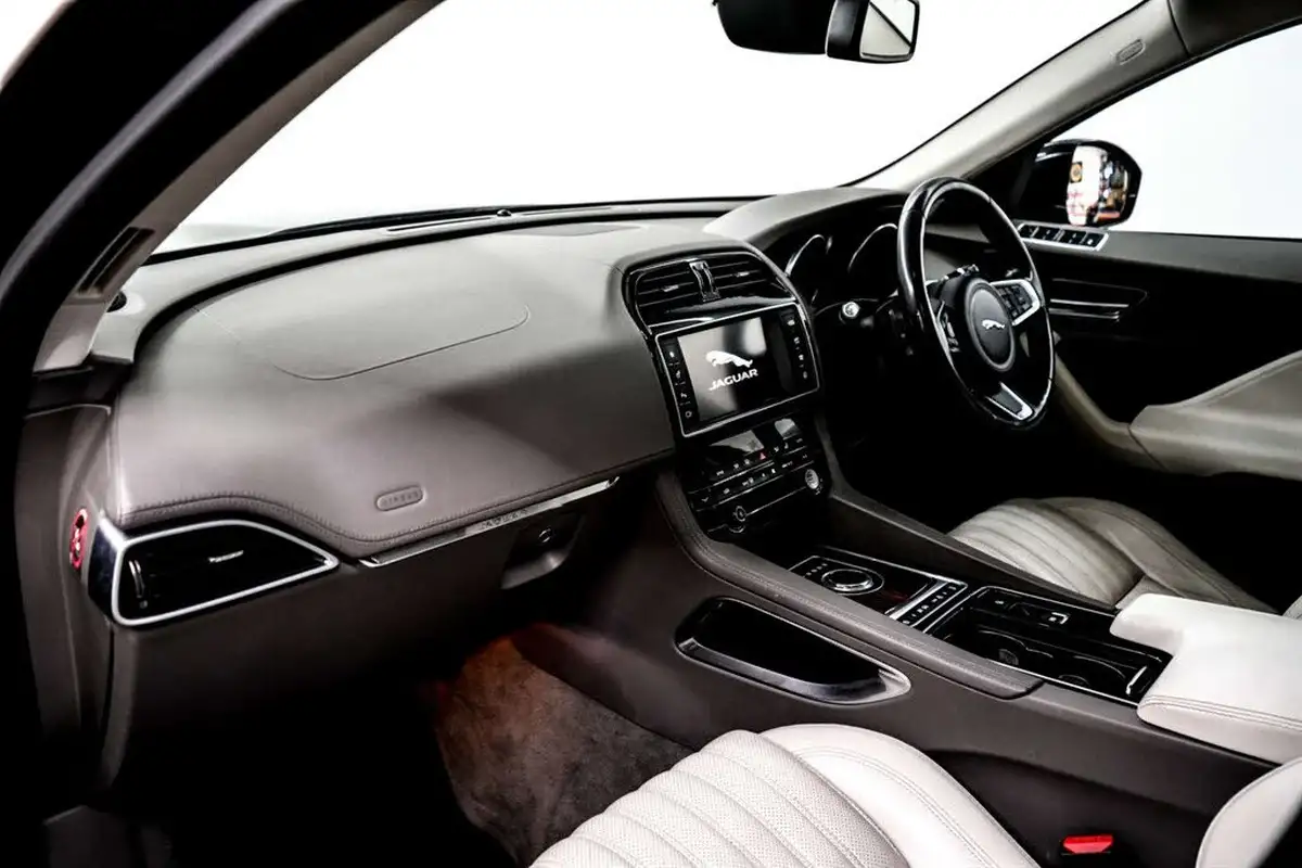 2017-jaguar-f-pace-30td-portfolio-big-17