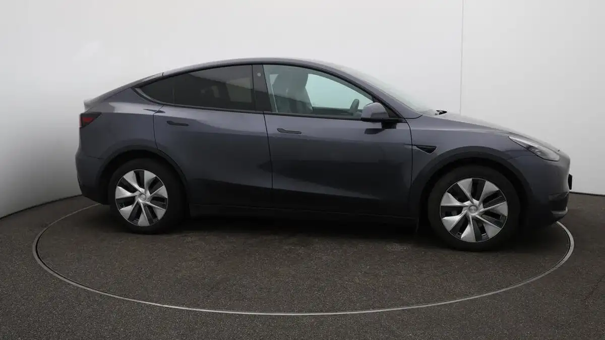 2022-tesla-model-y-e-long-range-big-30