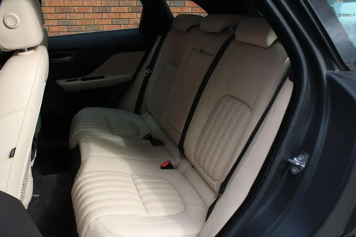 2016-jaguar-f-pace-20-i4d-portfolio-awd-auto-big-20