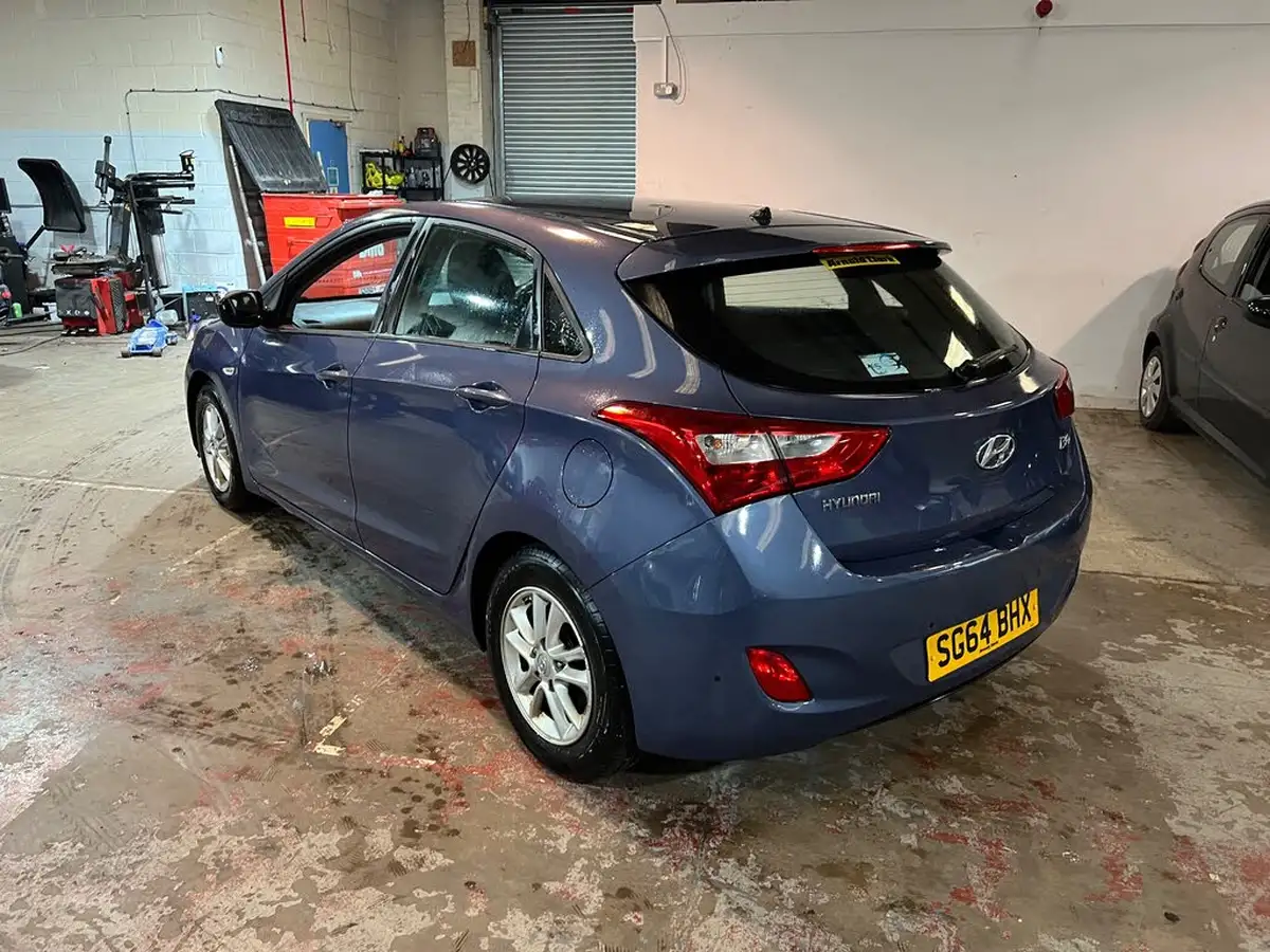 2014-hyundai-i30-16crdi-active-108bhp-blue-drive-hatchback-5d-big-2