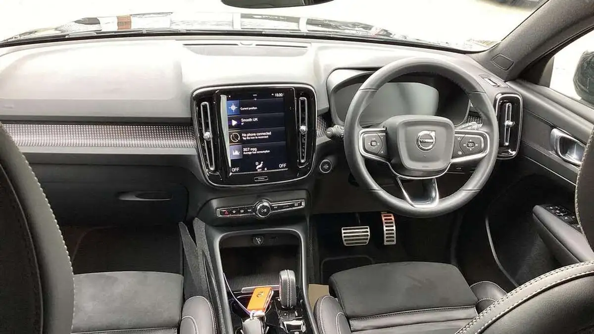 2022-volvo-xc40-15-t3-r-design-auto-big-4