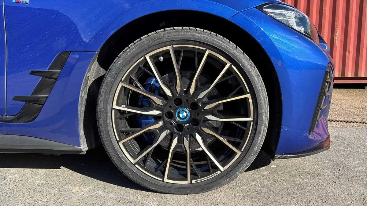 2025-bmw-i4-e-m50-big-15