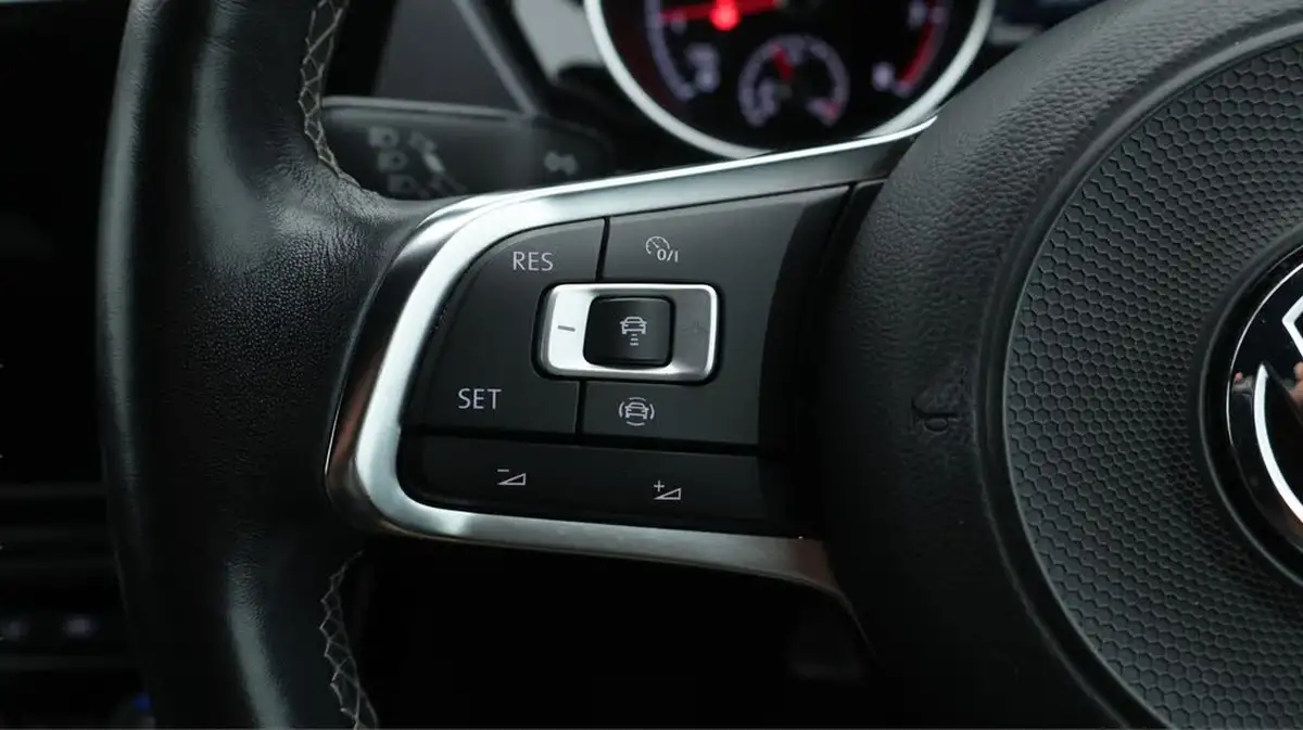 2020-volkswagen-touran-15-tsi-r-line-big-25