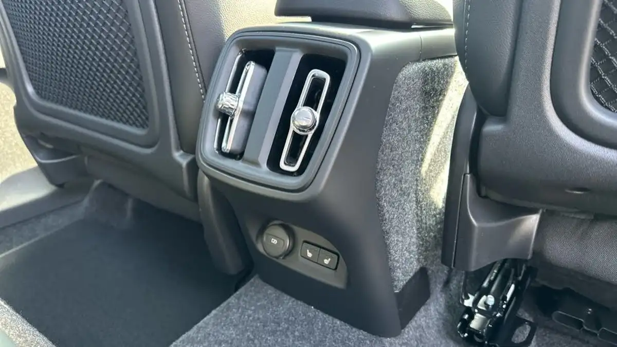 2025-volvo-xc40-20-b4-ultra-dark-big-26