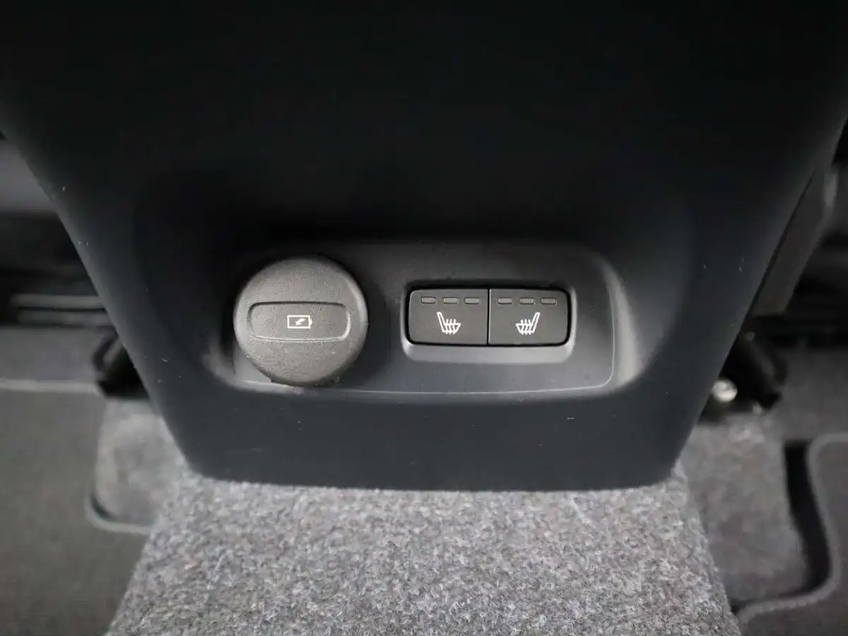 2025-volvo-xc40-20-b4-plus-black-edition-big-41